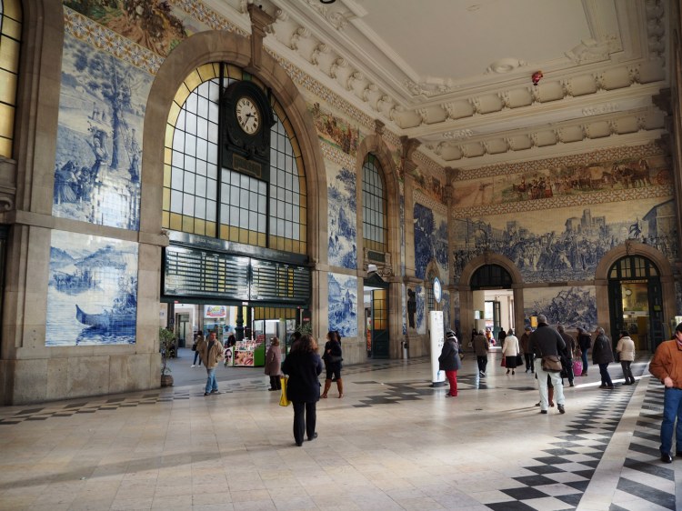 Внутри вокзала