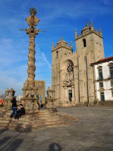 Колонна у входа