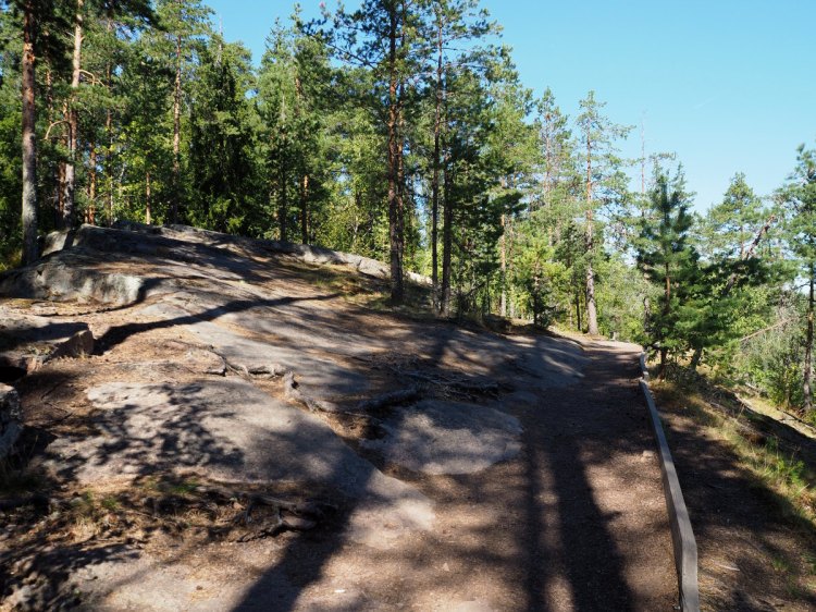 Тропа на скале