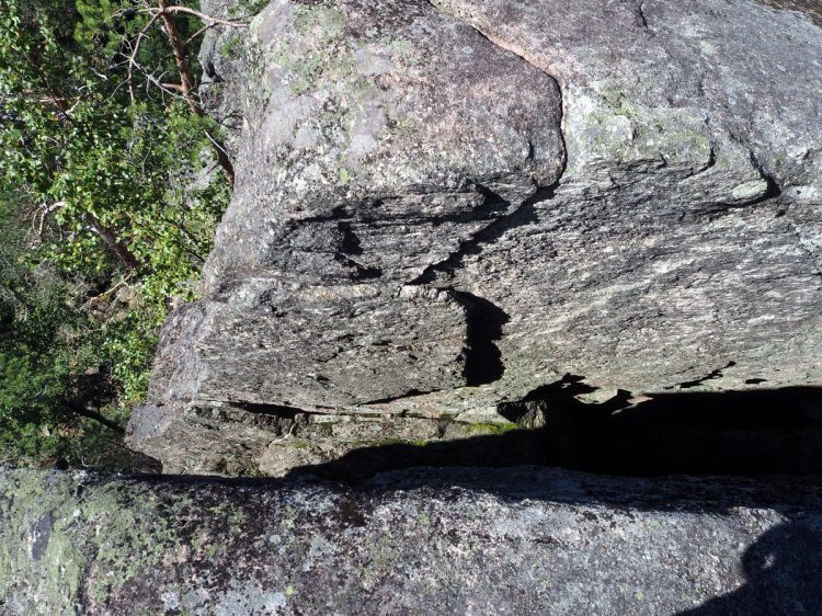 Расколотая скала