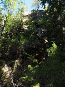 Скала у тропы