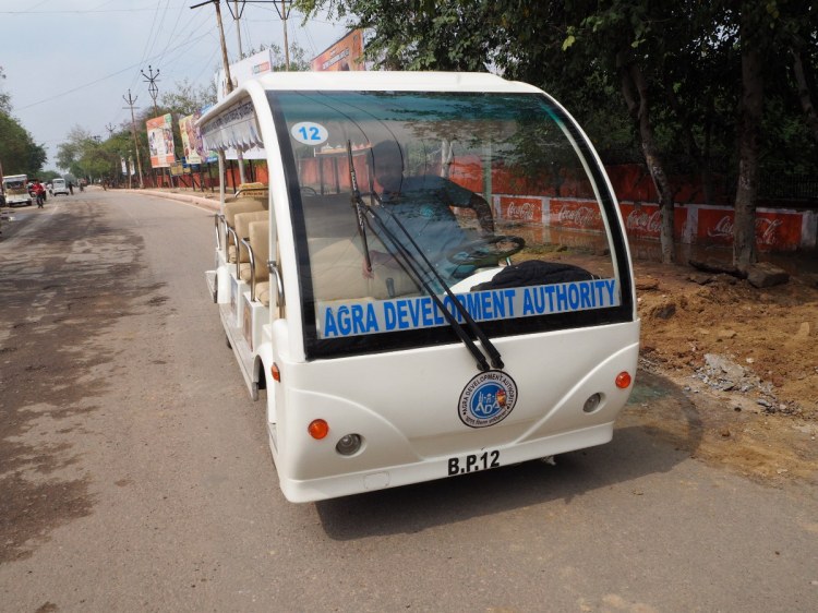 Большая машина с мощным мотором