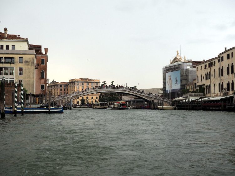Вид на Ponte degli Scalzi c воды